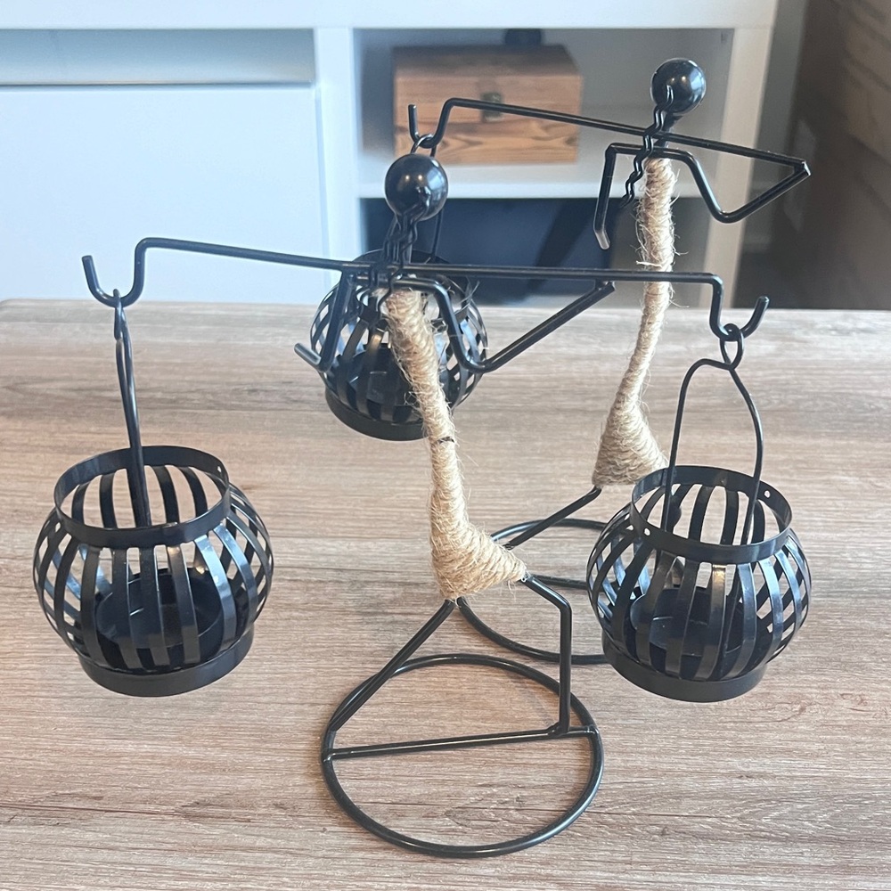 Tealight candle holder